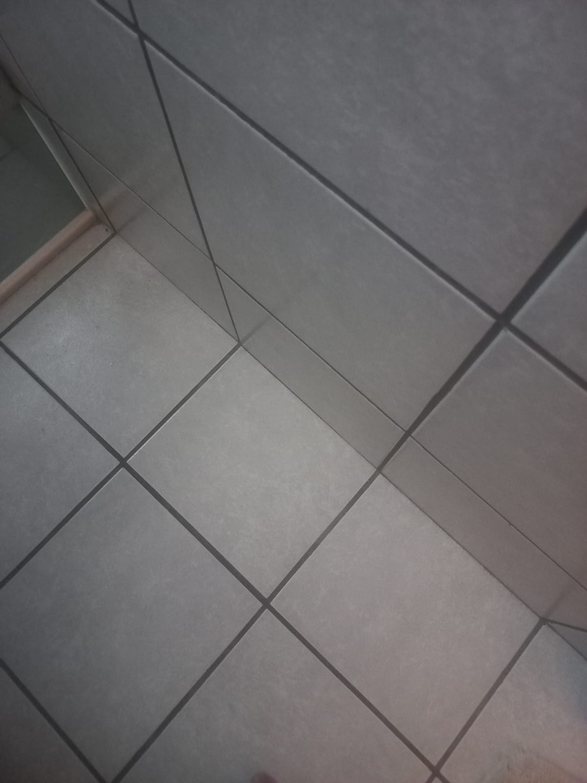 Piso de porcelanato cinza com acabamento impecável