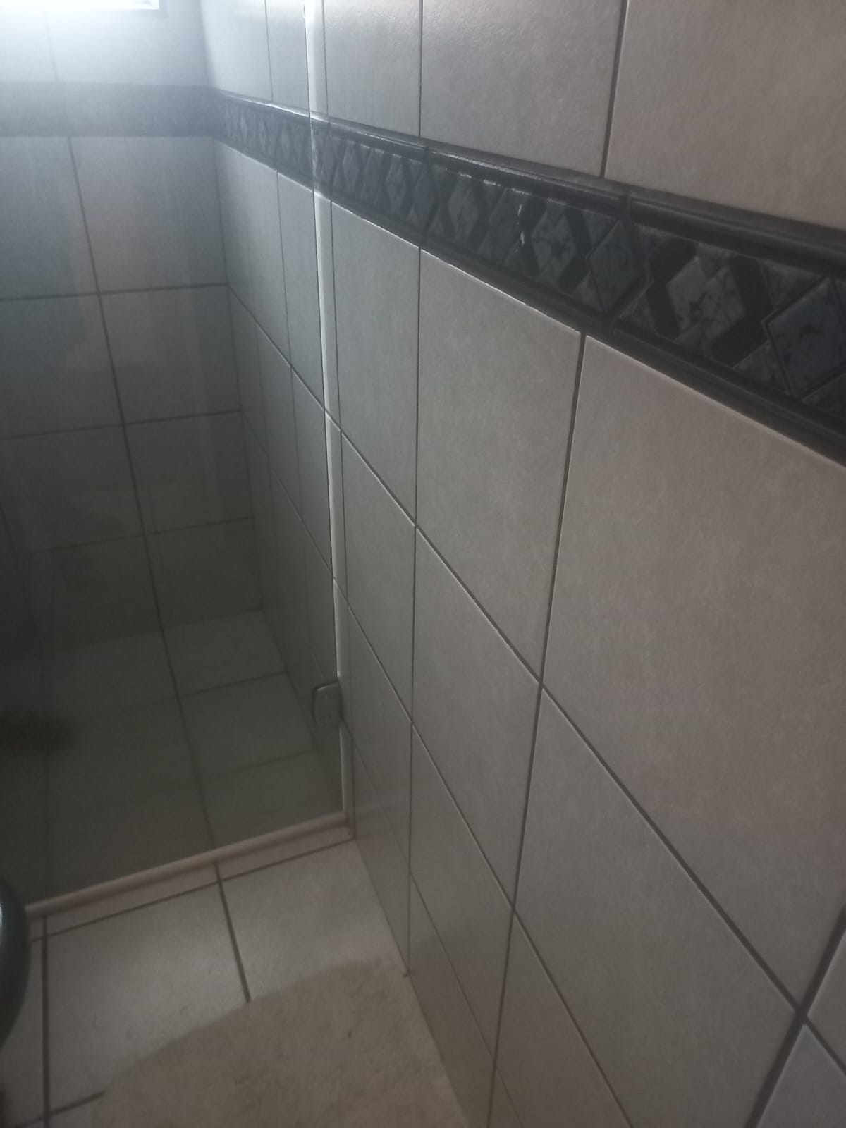 Revestimento de azulejo e piso em banheiro