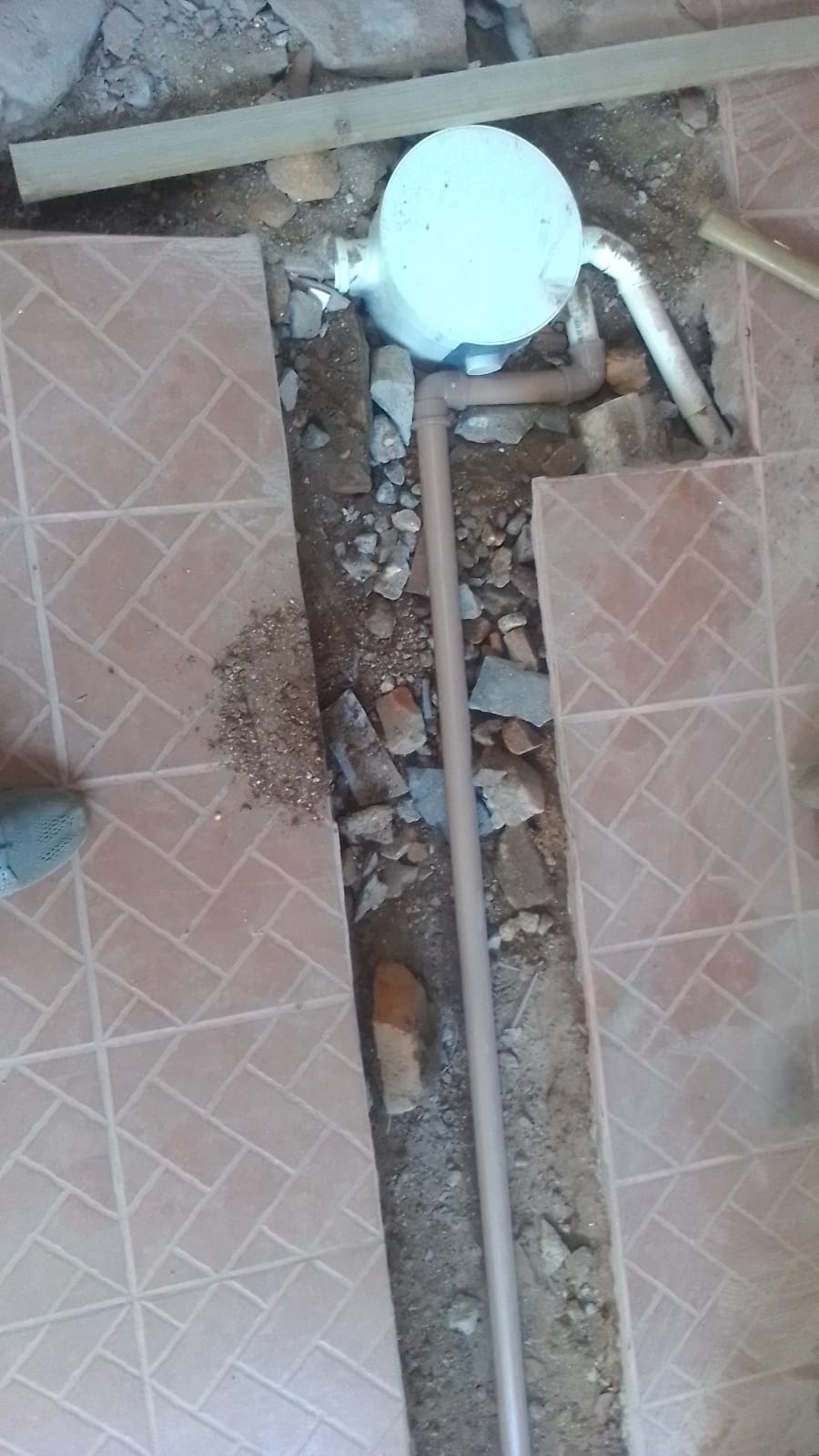 Instalação de tubulação hidráulica no piso externo