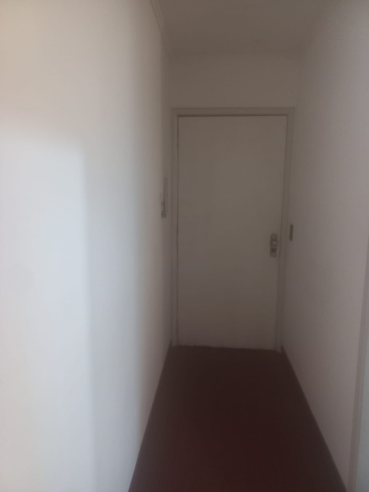 Corredor com pintura e piso finalizados