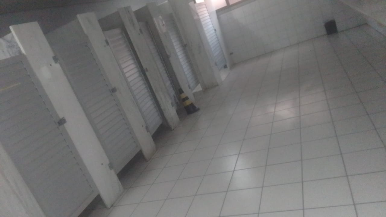 Ambiente comercial com piso e divisórias concluídos